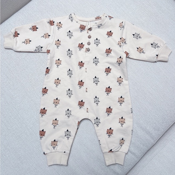 Quincy Mae Relaxed Fleece Jumpsuit – “Cats” Print – Size 3-6M – NWOT - Picture 3 of 10